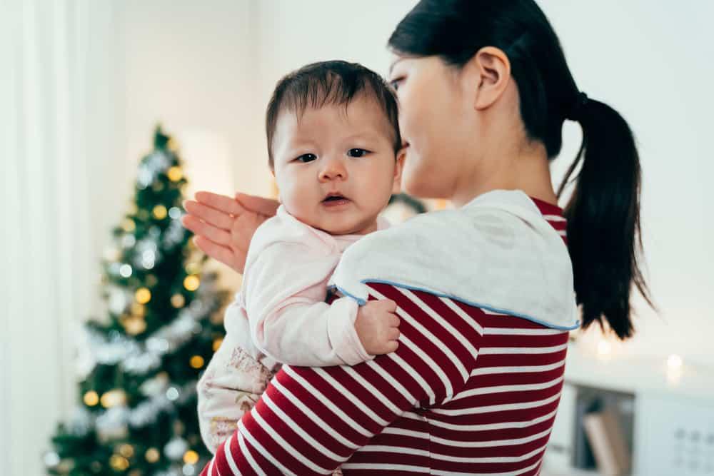 3 cách vỗ ợ hơi cho bé thông dụng, dễ thực hiện và đảm bảo hiệu quả