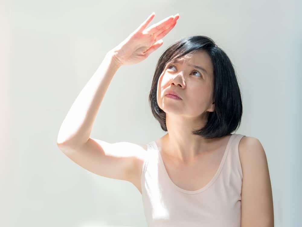 Dấu hiệu tóc cháy nắng và cách bảo vệ tóc khỏi hư tổn dưới nắng hè