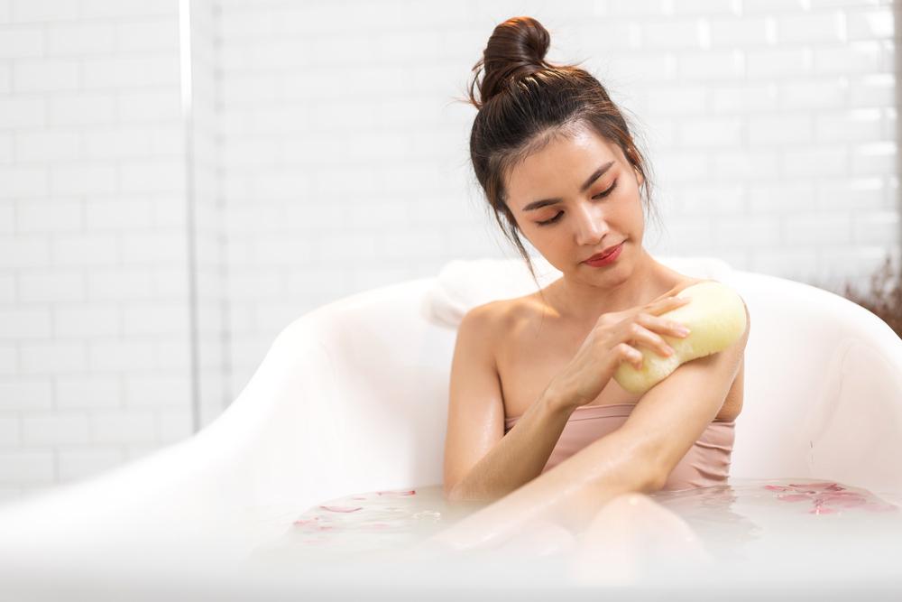 Hỏi đáp bác sĩ: Vết mổ sau sinh bao lâu thì tắm được? Có nên tắm rửa sau sinh mổ?