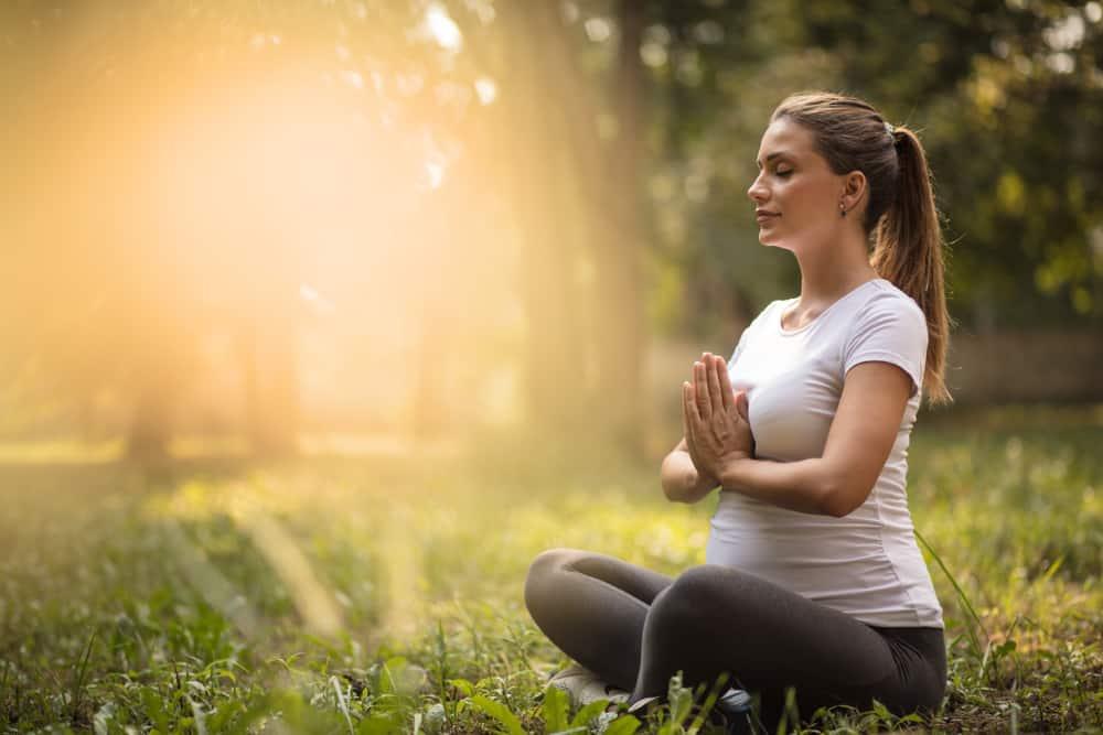 Series ảnh: Hướng dẫn 10 bài tập yoga qua ảnh cho bà bầu để mẹ con cùng khỏe