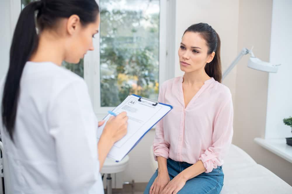 Bị ra khí hư màu xanh là dấu hiệu bệnh gì, nguy hiểm ra sao?