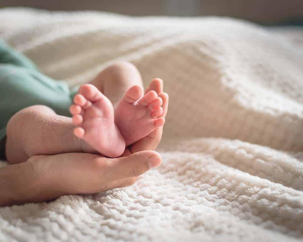 Hỏi đáp Bác sĩ: Bé sinh ra từ phương pháp thụ tinh nhân tạo có phải con mình không?