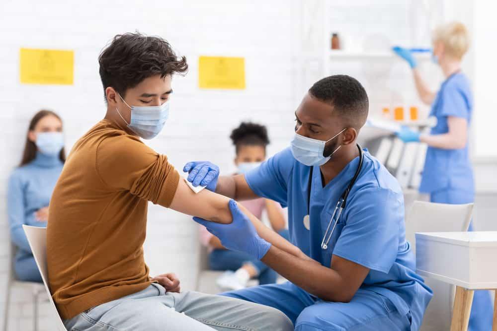 Hỏi đáp Bác sĩ: Tiêm vacxin xong có được quan hệ không?