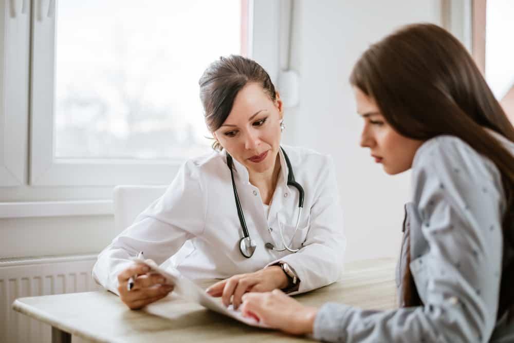 Hỏi đáp Bác sĩ: Viêm lộ tuyến cổ tử cung độ 2 có nên đốt không, không điều trị có sao không?