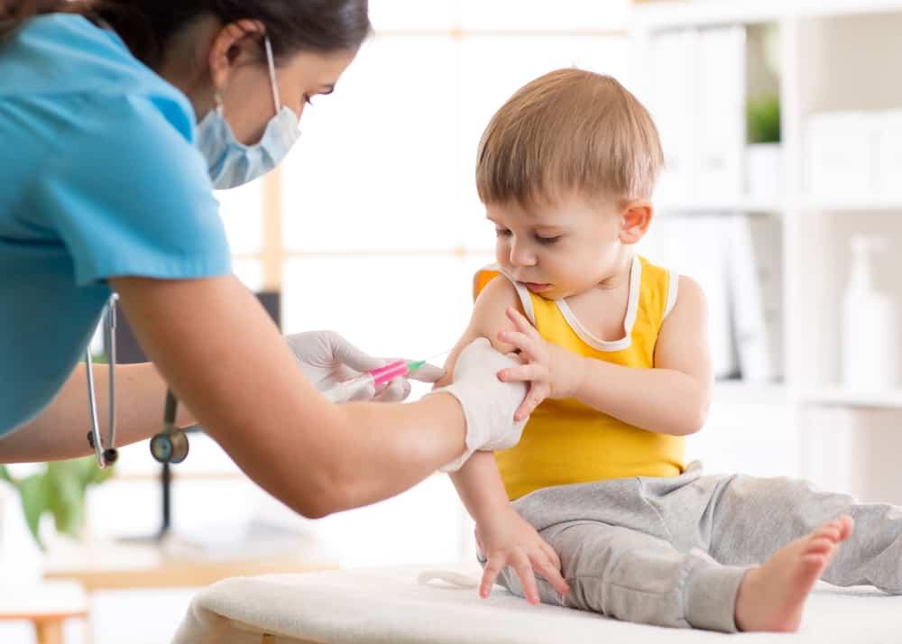 Trẻ đi tiêm phòng về quấy khóc nguyên nhân do đâu, phòng ngừa thế nào