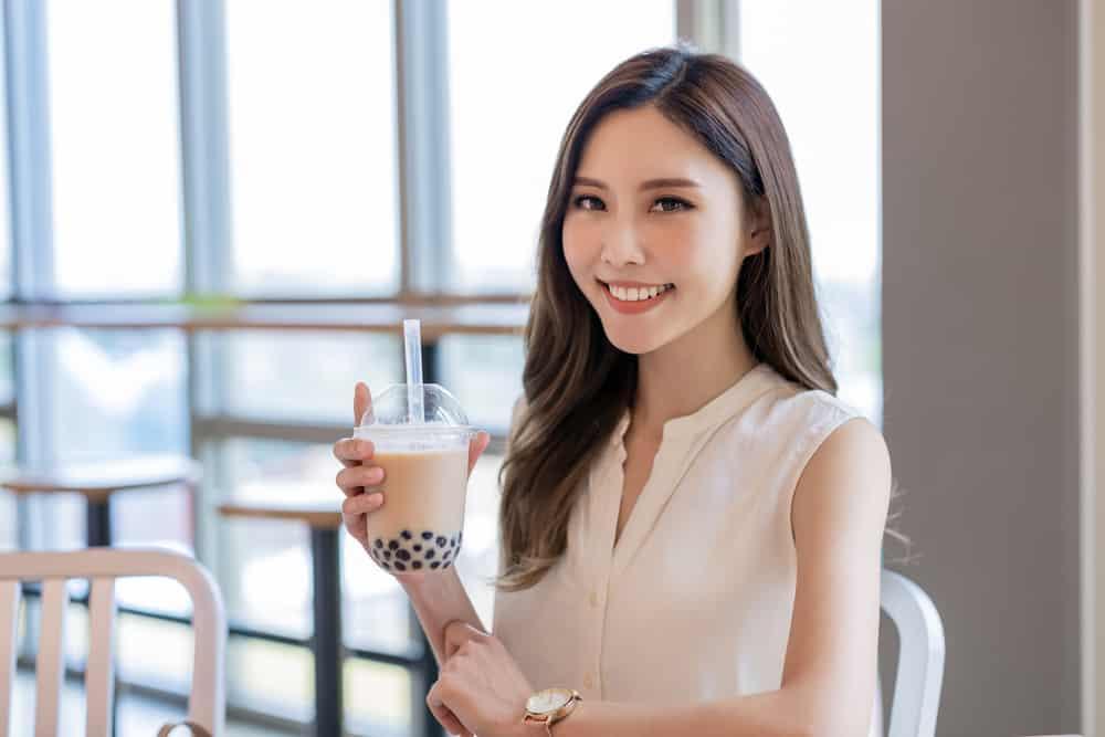 Sau sinh uống trà sữa được không, có ảnh hưởng gì sức khỏe mẹ và bé?