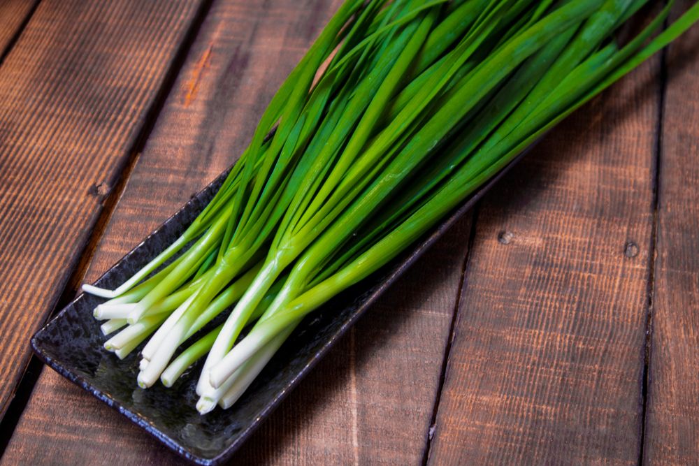 Mẹo mọc răng không sốt bằng lá hẹ có thật sự hiệu quả?