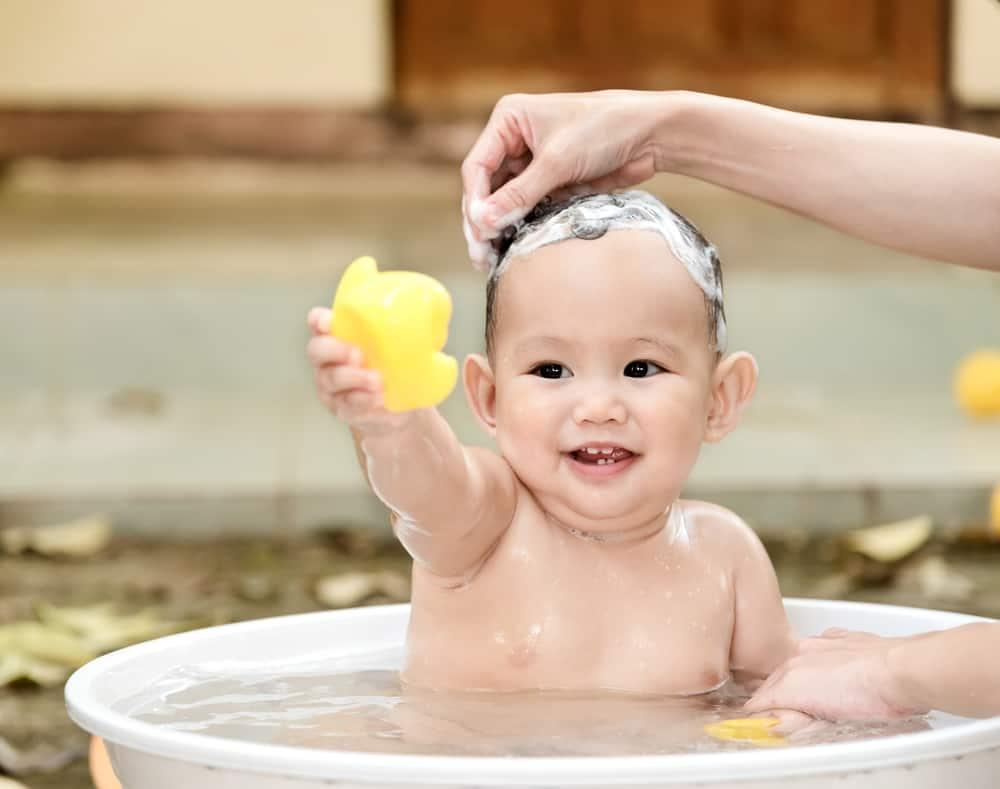 Trẻ sốt mọc răng có nên tắm không? Lưu ý cách tắm đúng chuẩn cho bé