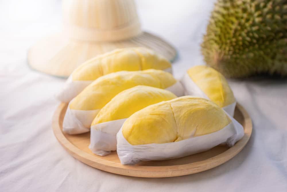 Cho con bú ăn sầu riêng được không? Sầu riêng có giúp gọi sữa mẹ về?