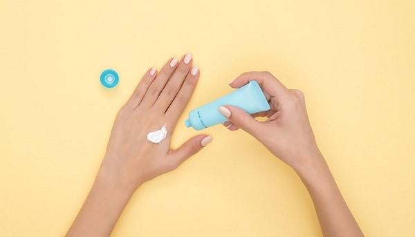 Giải đáp: Ở trong nhà có nên bôi kem chống nắng và tại sao?