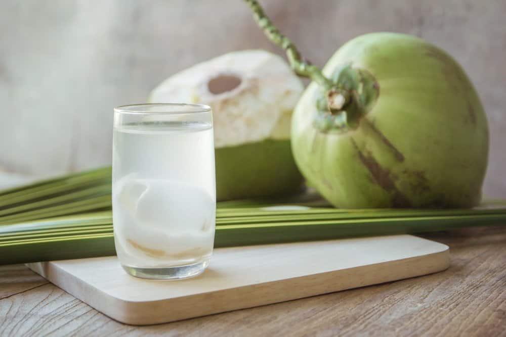 tieu-duong-thai-ky-uong-nuoc-dua-duoc-khong