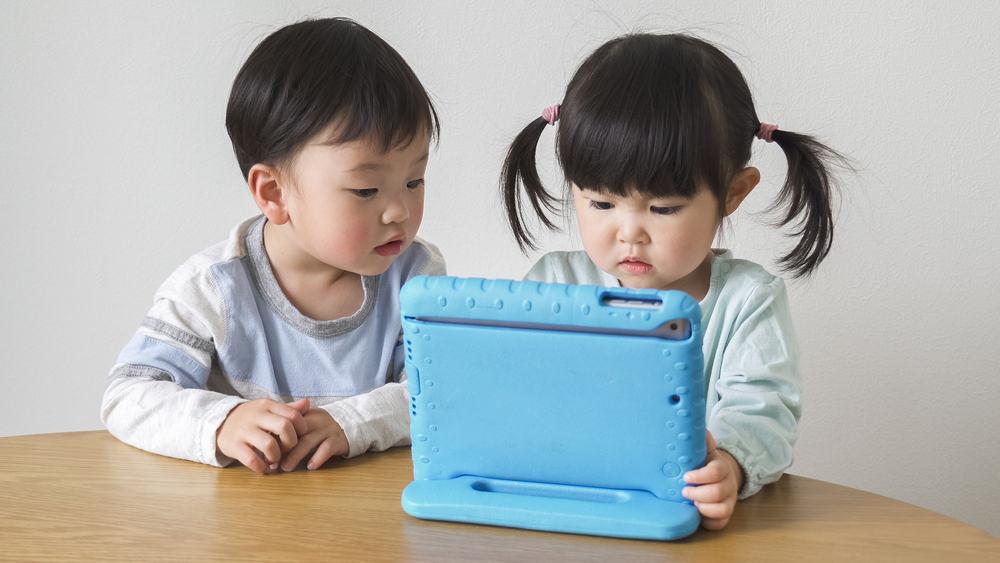 Vì sao trẻ 3 tuổi chậm nói? Bạn nên làm gì để giúp trẻ lên 3 nói tốt?