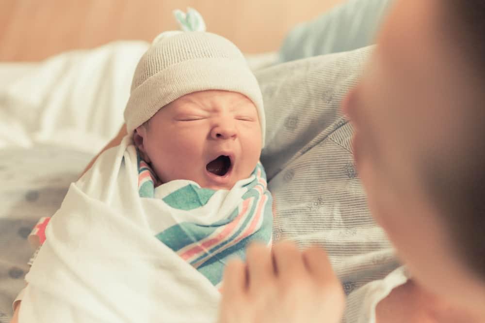 Hỏi đáp Bác sĩ: Trẻ sơ sinh thức nhiều là do đâu, có ảnh hưởng sức khỏe không?