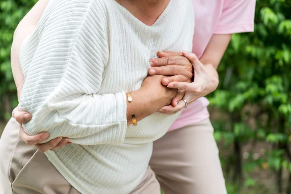 Người cao tuổi bị đau tim nên làm gì để bảo vệ tim mạch?