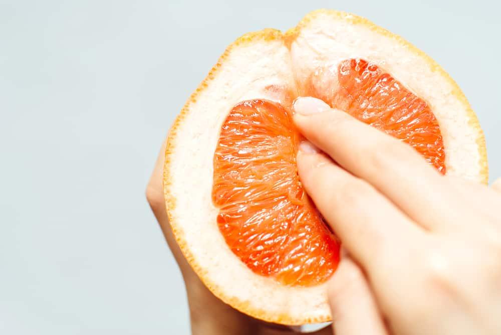 Giải đáp: Quan hệ bằng tay bị chảy máu có sao không?