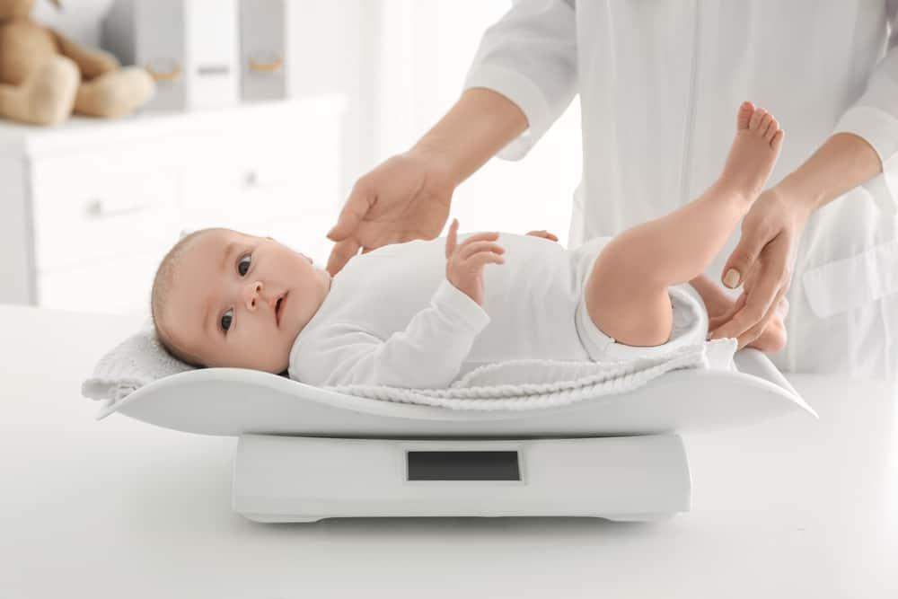 Hỏi đáp Bác sĩ: Trẻ 3 tháng tuổi nặng bao nhiêu là đạt?