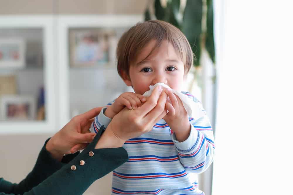 Trẻ bị sổ mũi lâu ngày có nguy hiểm không? Những biến chứng không ngờ