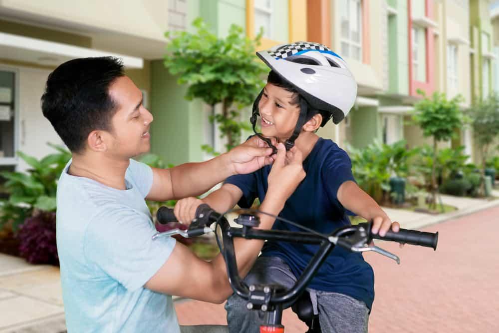 Khi nào cho bé đội mũ bảo hiểm? Bật mí cách chọn mũ bảo hiểm cho con