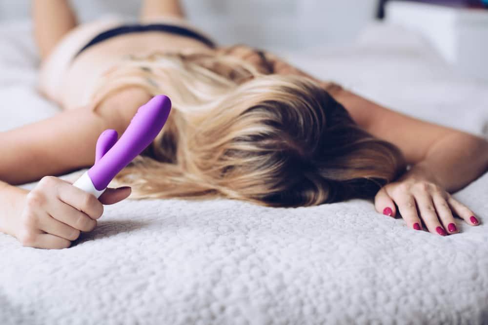 Dildo là gì? Hướng dẫn sử dụng dildo an toàn cho phụ nữ