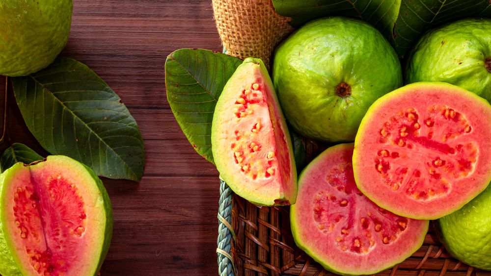 Phụ nữ sinh mổ ăn ổi được không? Bật mí cách ăn ổi sau sinh mổ đúng