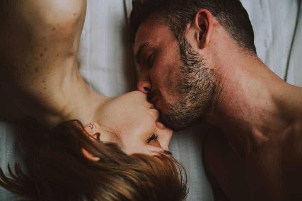 Cảm giác khi hôn lưỡi: 4 kỹ thuật kích thích đối phương