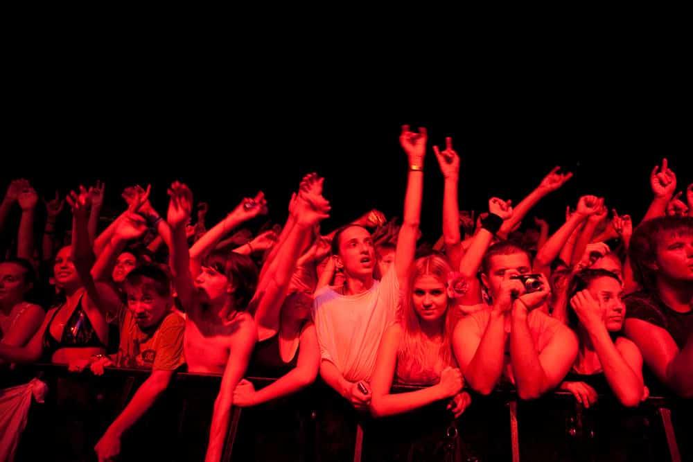 Dấu hiệu nhận biết một đám đông nguy hiểm và cách phòng tránh cho trẻ