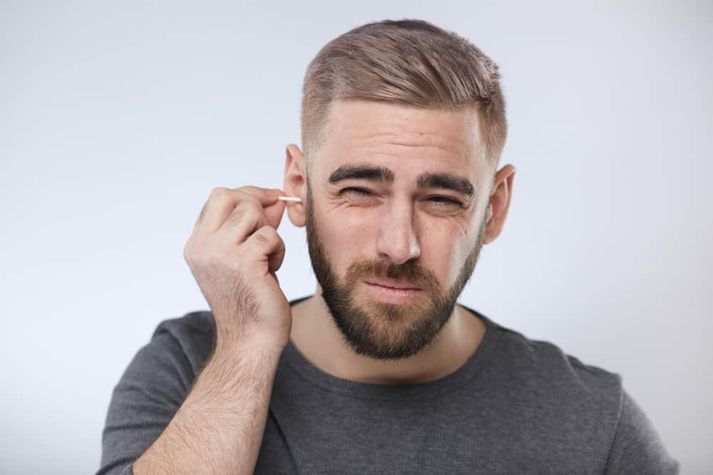 Ráy tai màu đen có nguy hiểm không? Nguyên nhân và cách khắc phục