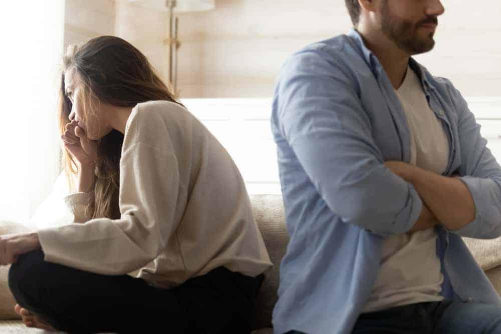 Bạo lực lạnh là gì? Các dấu hiệu bạo lực lạnh bạn cần biết