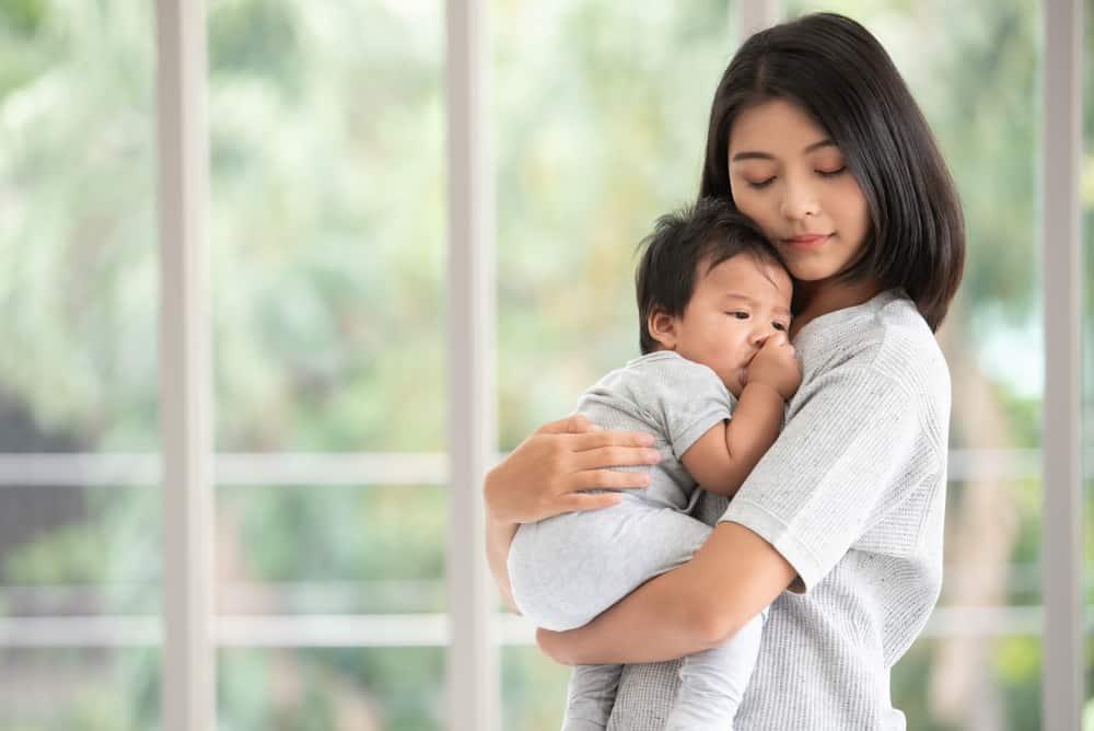 Mẹ bị tiêu chảy có cho con bú được không? Mẹ nên điều trị như thế nào?