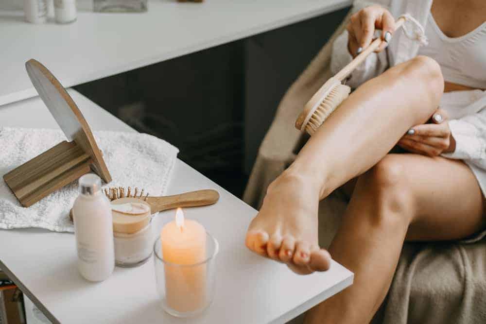 Tẩy tế bào chết trước hay sau khi tắm? Thứ tự nào là chuẩn?