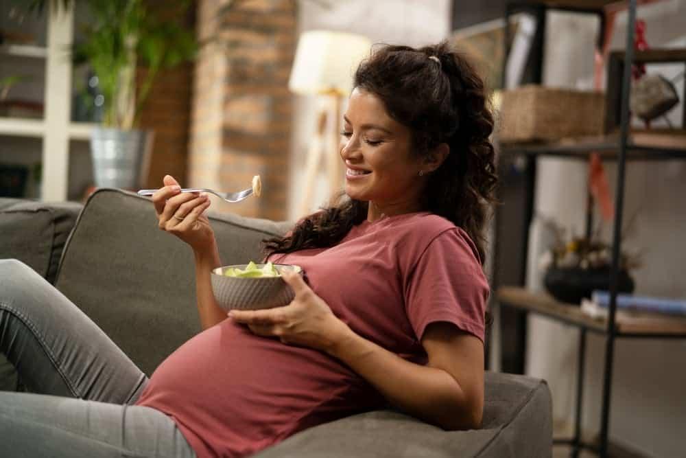 Bà bầu ăn khuya có tốt không? Cách giúp mẹ đối phó cơn đói về đêm