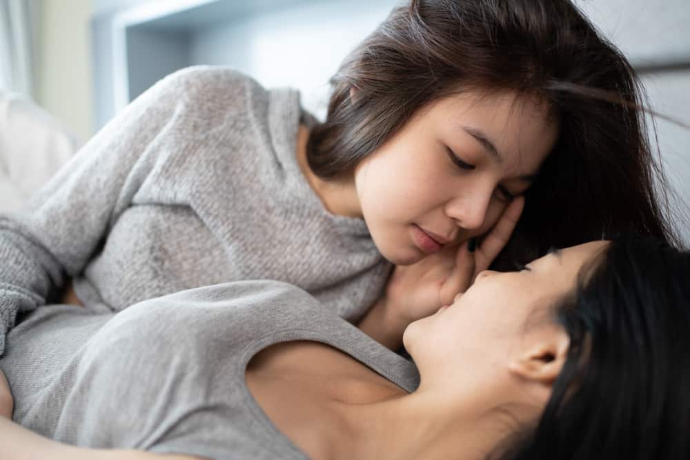 Bách hợp là gì? Đời sống tình dục trong girl love ra sao?