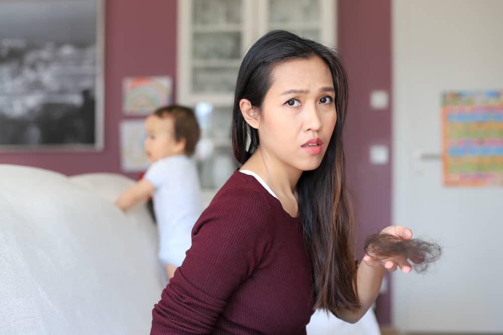 Rụng tóc nhiều là bệnh gì? 10 tình trạng gây rụng tóc