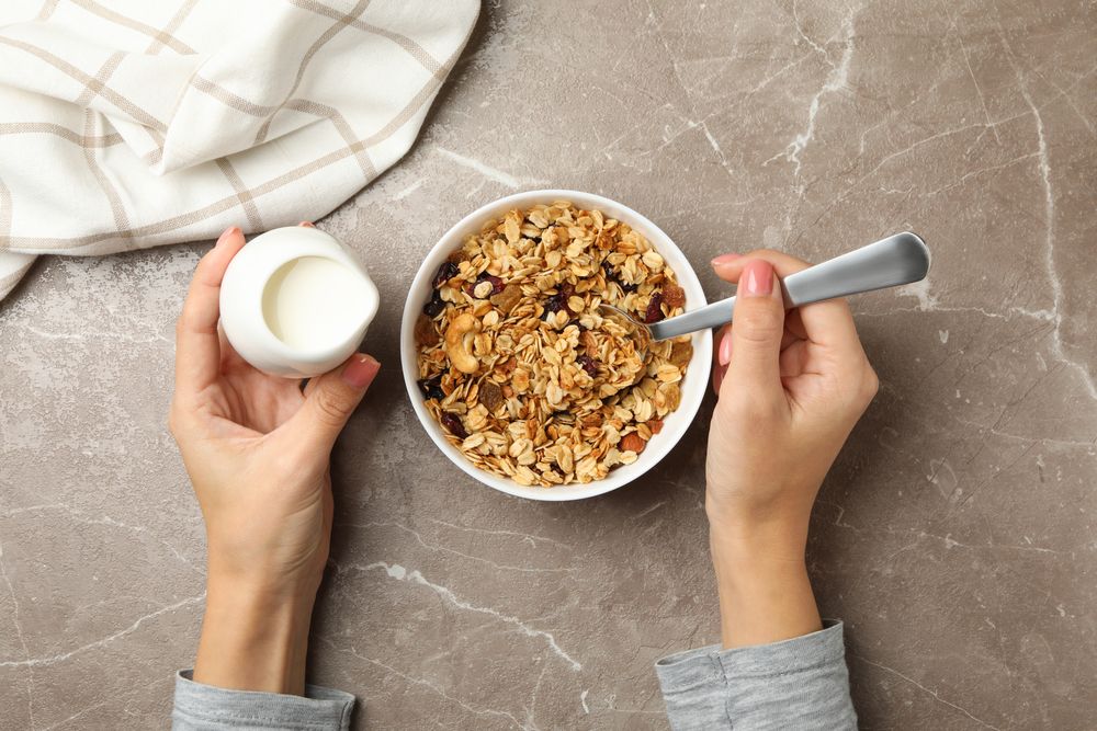 Granola là gì? Lợi ích dinh dưỡng và những lưu ý an toàn khi ăn granola