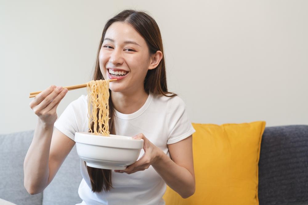 Ăn mì tôm có béo không? Mách bạn 5 cách ăn không tăng cân