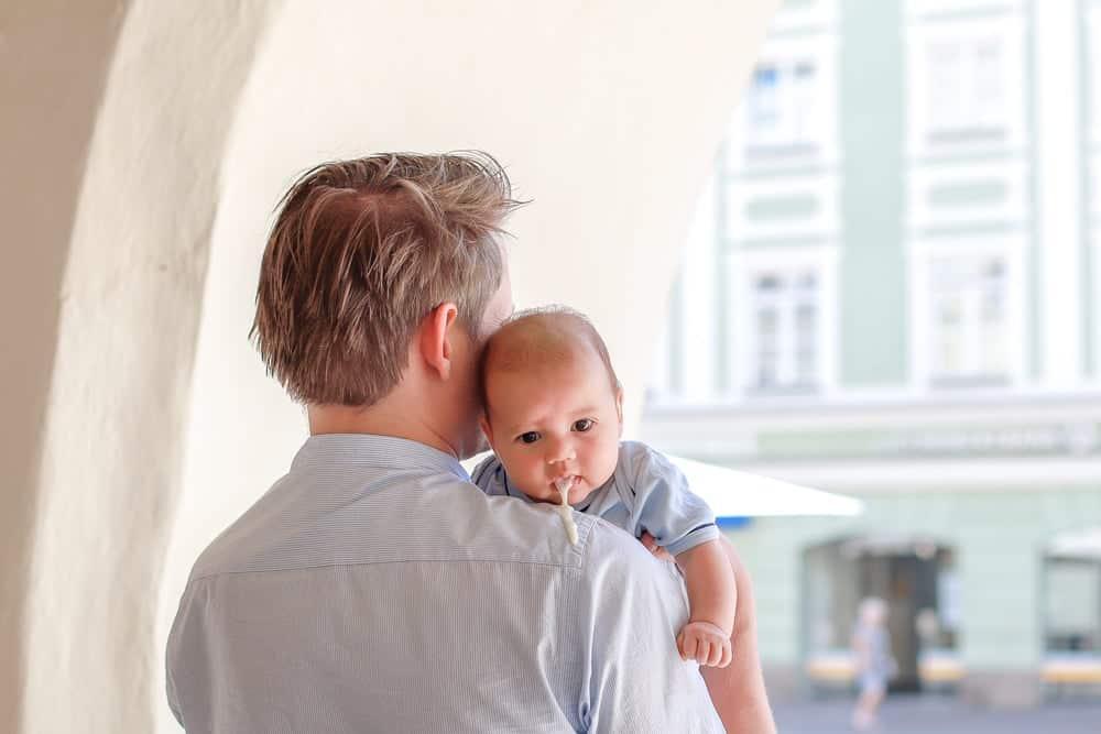 Trẻ bị nôn không sốt không đi ngoài: Bố mẹ cần làm gì?