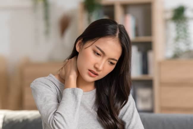 Bà bầu bị đau vai gáy phải làm sao? Lời khuyên về giảm đau an toàn