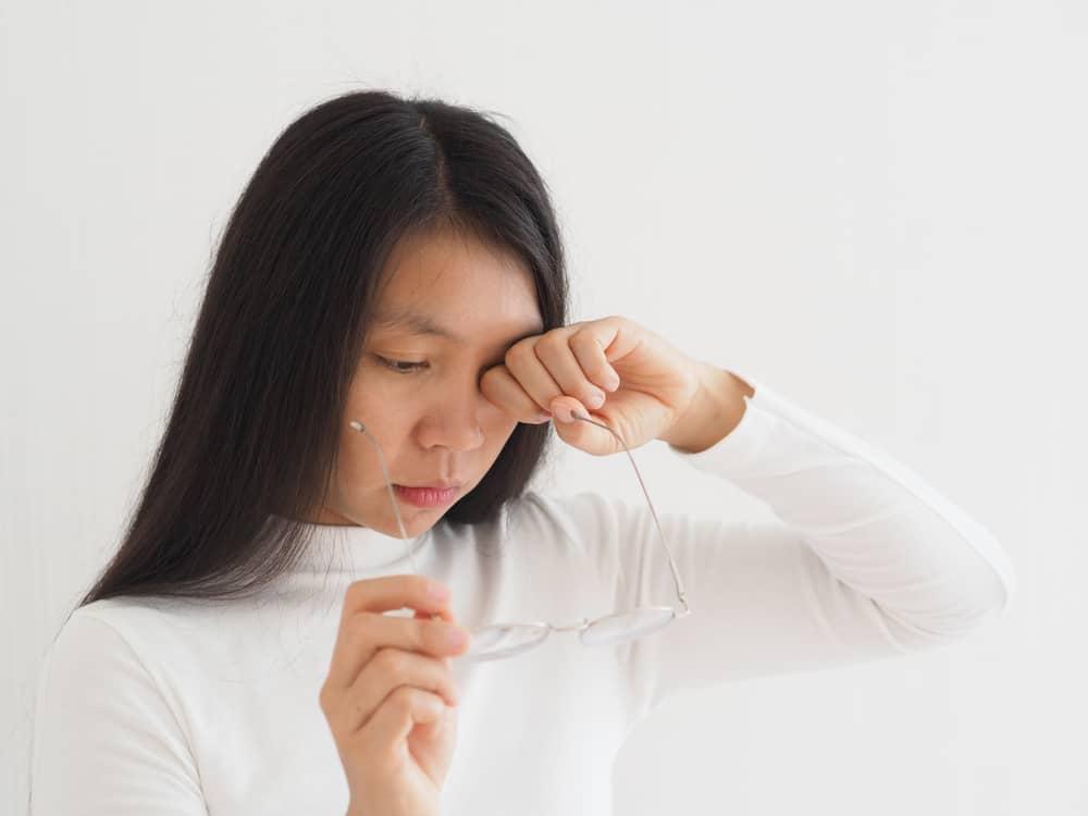 Đau mắt đỏ nhỏ thuốc gì? Biết để dùng đúng!