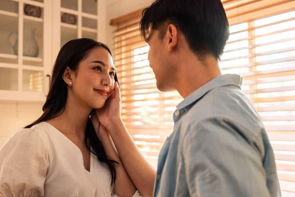 Niềng răng có hôn được không? Cách hôn khi niềng răng