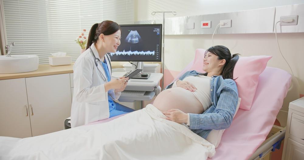 Dây rốn quấn cổ 2 vòng sinh thường được không, có nguy hiểm đến bé?