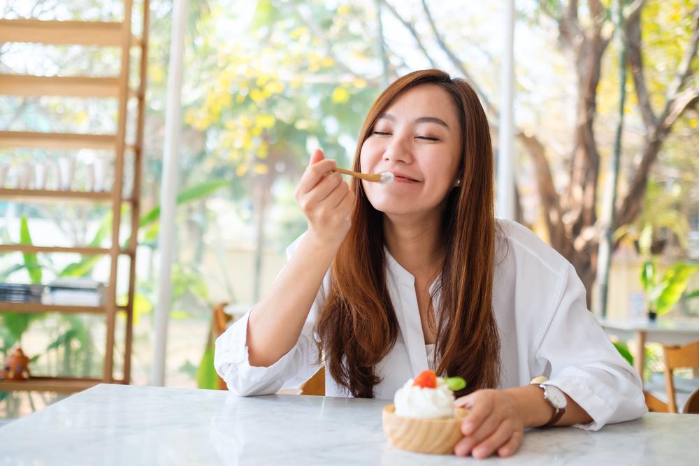 Mẹ cho con bú ăn kem được không, có ảnh hưởng đến bé không?