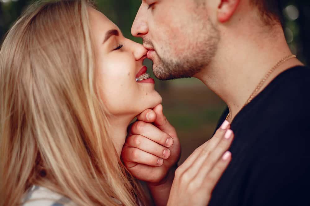 Niềng răng có quan hệ bằng miệng được không? Bí quyết an toàn cho bạn