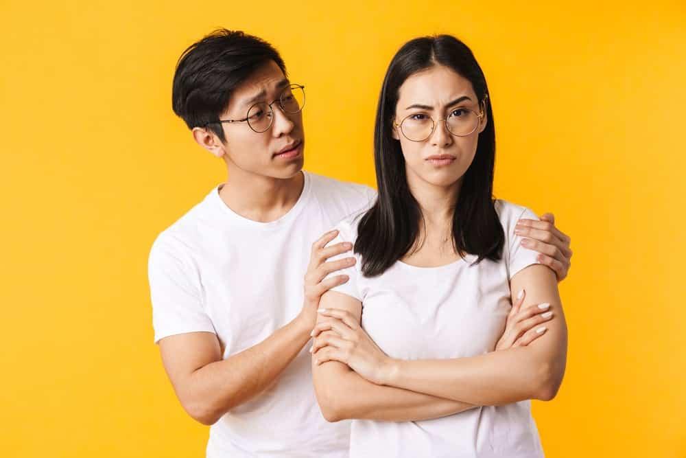 Yellow Flag là gì? Dấu hiệu "cờ vàng" trong mối quan hệ